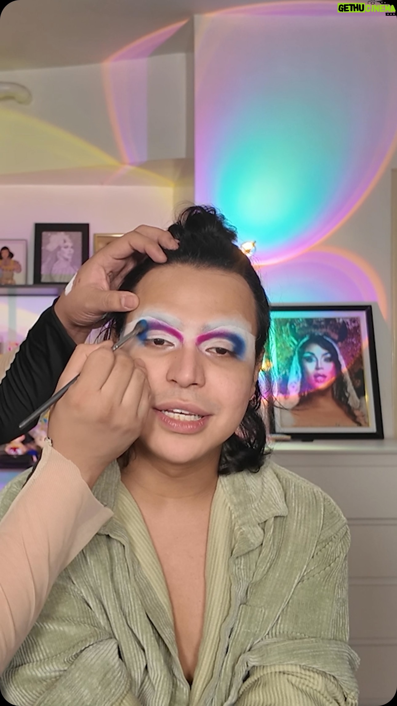 Viñas Deluxe - 1.5K Likes - Happy pride mga misis!! Mag colorful makeup muna tayo with @tinydeluxxe plus chikahan about life before and after drag race 🥰
! Link sa bio 🥰