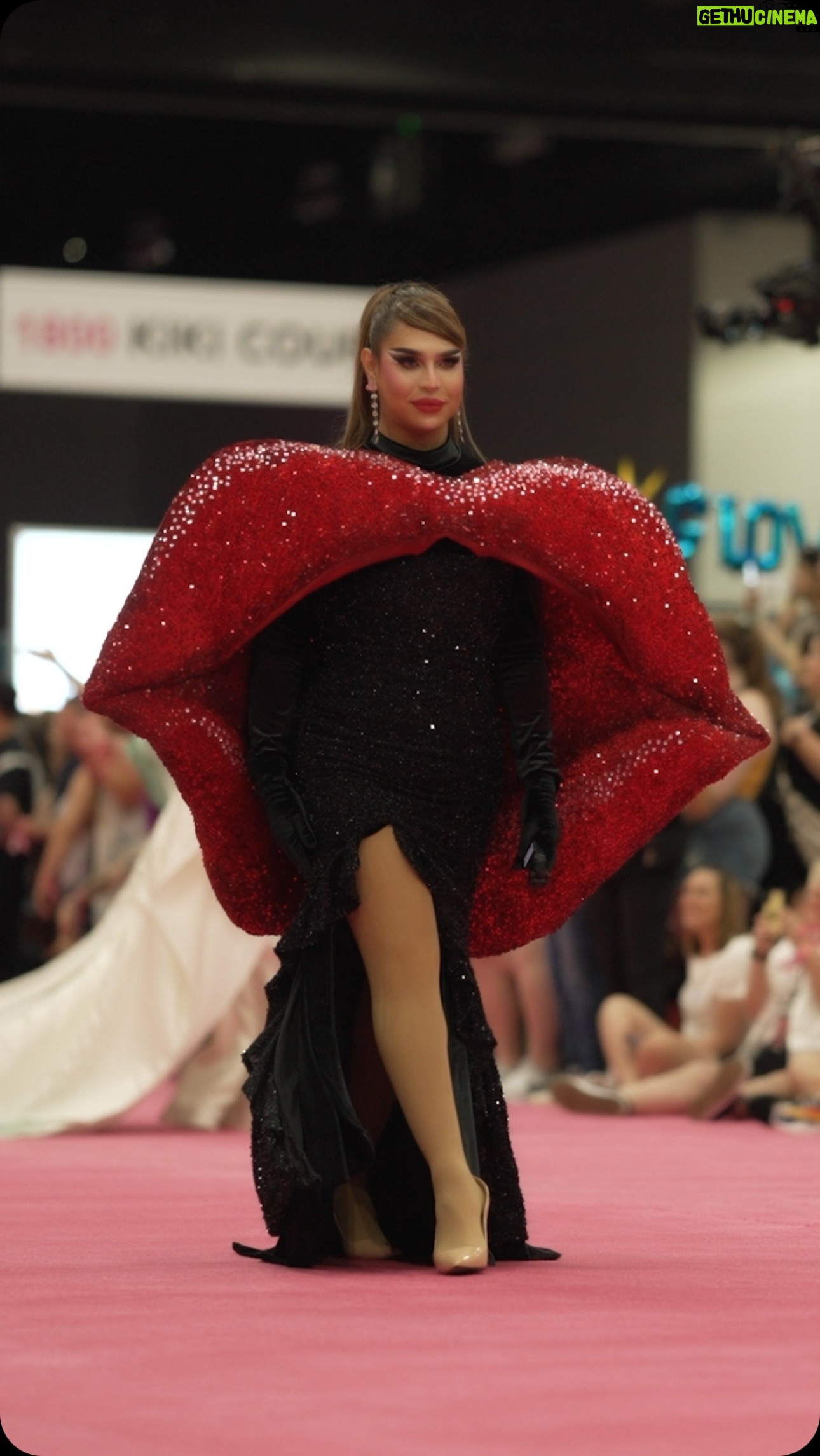 Viñas Deluxe - 4.2K Likes - @rupaulsdragcon LA 2024 Thank you @ijimontalbo for making my vision come to life!!! Labyu always!
Thank you so much @ronkatagiri for this amazing shot! 🥰