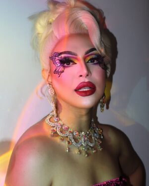 Viñas Deluxe Instagram - Pangmalakasang makeup hatid nang nagiisang @tinydeluxxe ! Uber sa talent tong baklang twoah! 
Watch our latest vlog! Nasa taas ang link hehe