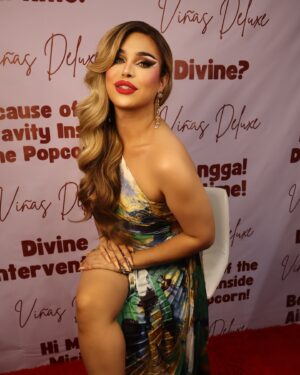 Viñas Deluxe Instagram - Drag con LA! Day 2!
Babaihan lang para kalmado