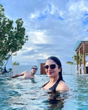 Vinay Rai Instagram - Life’s a splash 😎🏝️❤️🪬🧿
.
.
.
#poolside #poolfun #couplegoals #puppylove #love #fun #couple #actor #actress #vinayrai #vimalaraman #vr