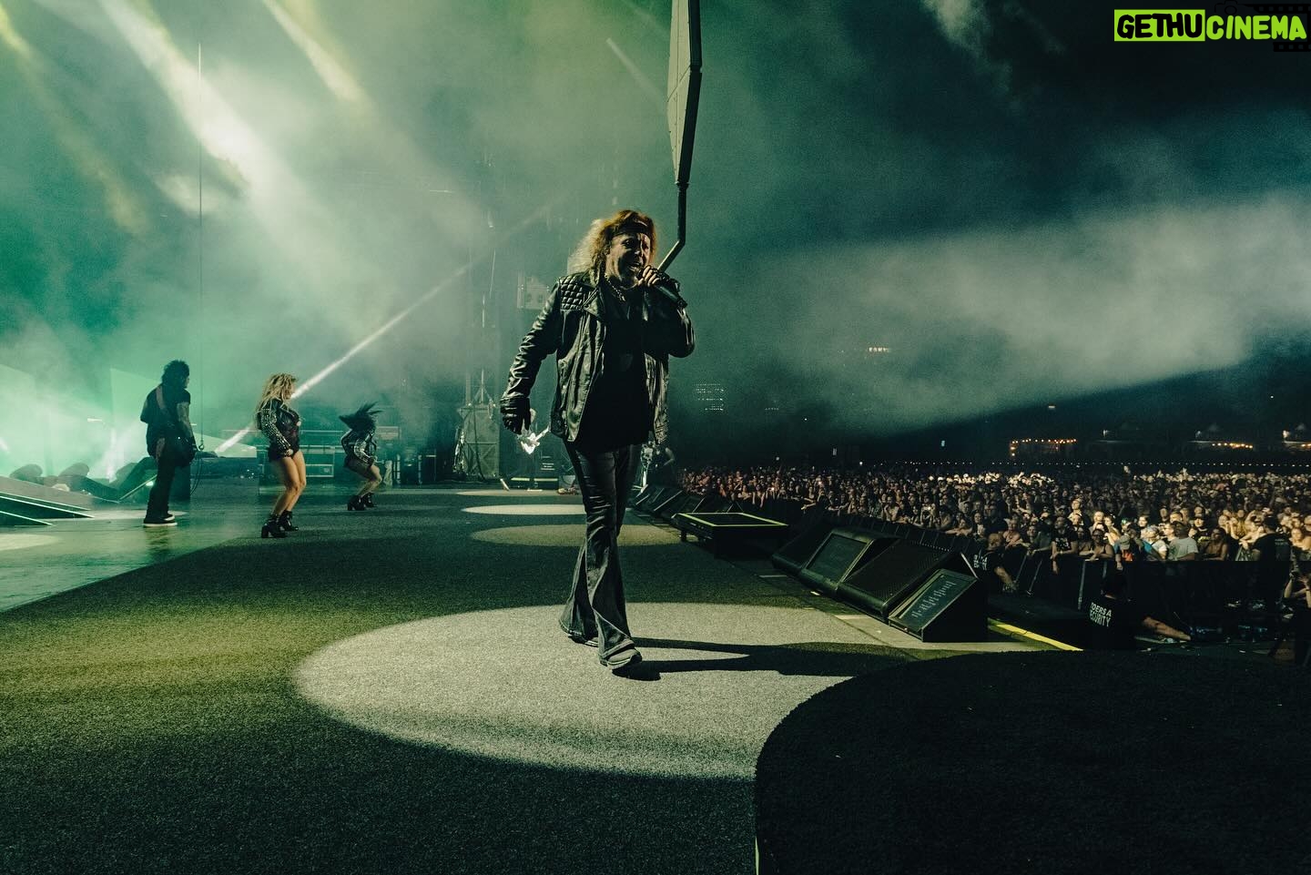 Vince Neil - 9.6K Likes - Calgary and Ottawa were awesome 🇨🇦 Great to see so many of you at the shows!! 🔥 We’ll be back!! 🙌
📸 : @danladue