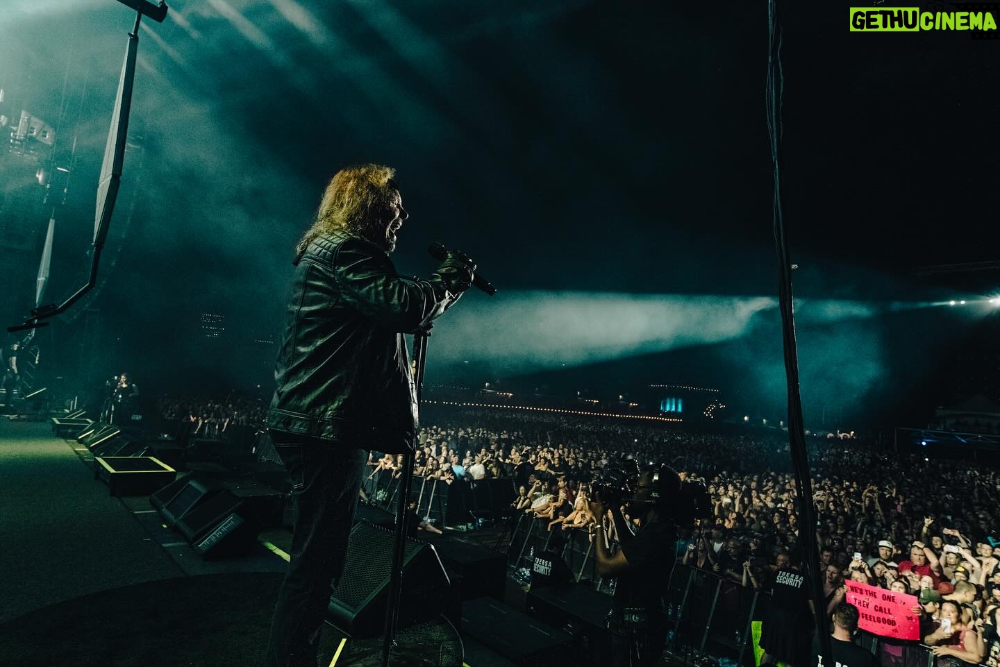 Vince Neil - 9.6K Likes - Calgary and Ottawa were awesome 🇨🇦 Great to see so many of you at the shows!! 🔥 We’ll be back!! 🙌
📸 : @danladue