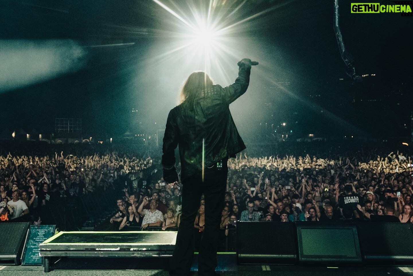 Vince Neil - 9.6K Likes - Calgary and Ottawa were awesome 🇨🇦 Great to see so many of you at the shows!! 🔥 We’ll be back!! 🙌
📸 : @danladue