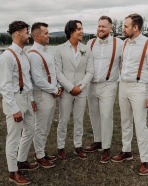 Vincent Julien Instagram - Des chaussettes aux boutons de manchettes, moi et mes garçons d’honneur étions au sommet de notre élégance. 

Un immense merci à @boutique_ernest pour les ensembles et accessoires. Nous ne pouvions pas être plus classe. 

📷 @dominicsauvageauphotographe 
#erneststyle #boutiqueernest #wedding #weddingwear #groom #mensfashion #pub
