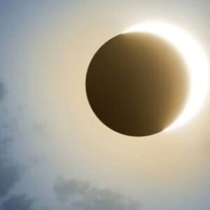 Vincent Julien Instagram - Chu peut-être rendu aveugle... mais moé au moins jme su pas lessé influencé par le gouvernement et sa fausse histoire d’éclipse juste
pour me fère acheter dé lunettes… 

#eclipse #8avril #eclipse8avril2024 #eclipsesolaire 
#lunetteseclipse #haha