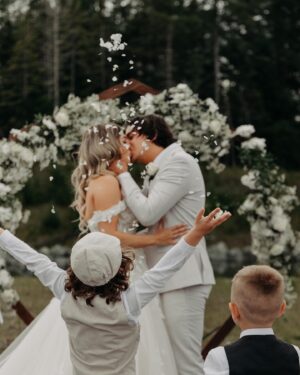 Vincent Julien Instagram - Mr. & Mrs. Cloutier l 09.09.2023

📸: @dominicsauvageauphotographe 

Remerciements particulier à @hoteldudomaine pour leur accueil chaleureux. 

Un merci spécial aussi à : 
Organisatrice de mariage: @vickyfortin @c.r.e.a.t.i.o.n.v 
Styliste :  @boutique_ernest 
Ciel étoilé : @dekorrt
vidéoclip : @_laclic_ 
Fleuriste : @fleuristetesfleurs 
Coiffure : @pause._.coiffee 
Make up : @misslala_makeup 
💍 : @diamondsfactoryworld 
🎹🎻 : @boaexperience 
super gardienne : @lolomaheu_ 
DJ et animation: @gabjasmin @jhcimon 
Mon pote 💿: @its_benjamiin