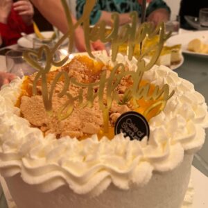 Vincent Kok Instagram - 正日晚上和家人來一碗家鄉壽麵最實在！
Thank you Nicky @cakeofstardust 每年都送我最心愛的 Mango Lava Cake

#侄孫女送我神秘生日咭
#外甥送我文華酒店生日蛋榚
#唔係文華冰室
#近年嘅生日願望都一樣