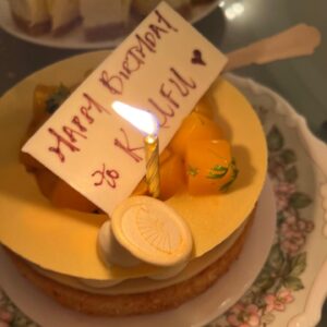 Vincent Kok Instagram - 正日晚上和家人來一碗家鄉壽麵最實在！
Thank you Nicky @cakeofstardust 每年都送我最心愛的 Mango Lava Cake

#侄孫女送我神秘生日咭
#外甥送我文華酒店生日蛋榚
#唔係文華冰室
#近年嘅生日願望都一樣
