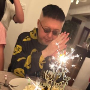 Vincent Kok Instagram - 正日晚上和家人來一碗家鄉壽麵最實在！
Thank you Nicky @cakeofstardust 每年都送我最心愛的 Mango Lava Cake

#侄孫女送我神秘生日咭
#外甥送我文華酒店生日蛋榚
#唔係文華冰室
#近年嘅生日願望都一樣