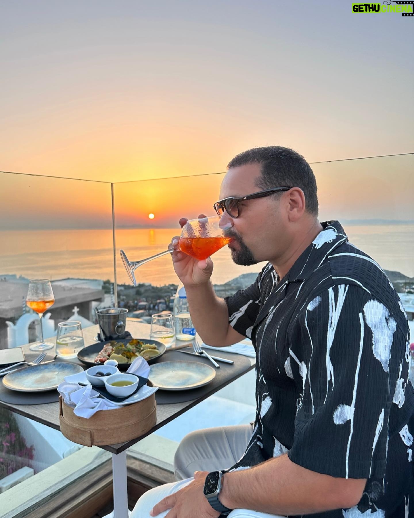 Vincent Laresca - 252 Likes - Epic #sunset to an amazing trip #santorini #milos #greece #blessed