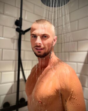 Vincent Shogun Instagram - Qui valide ce nouveau look ? C’est l’idée de ma femme @cleahnf et j’adore #hair #cut #new #hommestyle #coupmilitary @voici @teleloisirs #merci (l’originale dans ma bulle Instagram new look)