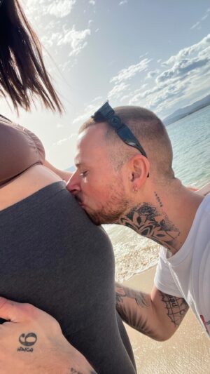 Vincent Shogun Instagram - À la plus merveilleuse des futures mamans. À notre amour éternel ❤️ mon amour nous allons devenir parents, nous avons créés le fruit de notre amour, un amour qui ne cessera jamais d’être. Tu es ce qui m’es arrivé de plus incroyable, tu m’a donné le plus beau des cadeaux. Mon unique famille SZEWCZYK que je protègerais tout au long de ma vie. Papa serait si fière de moi, 🕊️ je vous aimes tellement. Merci @cleahnf d’être ma femme et d’avoir cru en moi.