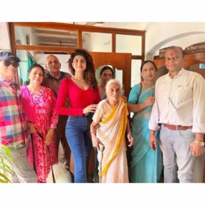 Vindhya Tiwari Instagram - बनारस ❤️ 🏡
A surprise visit for Raksha-bandhan !!
Dadi ji ,nainu ,papa ,mummy ,bua ,fufaji ,chacha ,chachi ,harshit ,ayush 😍
#rakhicelebration 
#banaras 
#famjam 
#happiness