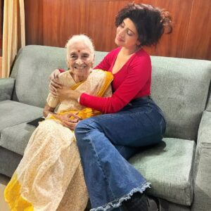 Vindhya Tiwari Instagram - बनारस ❤️ 🏡
A surprise visit for Raksha-bandhan !!
Dadi ji ,nainu ,papa ,mummy ,bua ,fufaji ,chacha ,chachi ,harshit ,ayush 😍
#rakhicelebration 
#banaras 
#famjam 
#happiness