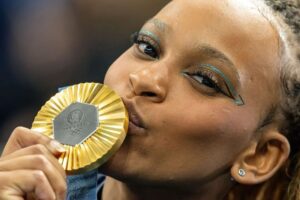 Viola Davis Instagram - Eu celebro você, Brasil!!! REBECA!!!!! Você é uma luz!!!! This is the most beautiful photos of sportsmanship, respect, and love! 🥇🇧🇷🇺🇲✊🏿❤️