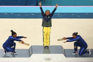 Viola Davis Instagram - Eu celebro você, Brasil!!! REBECA!!!!! Você é uma luz!!!! This is the most beautiful photos of sportsmanship, respect, and love! 🥇🇧🇷🇺🇲✊🏿❤️