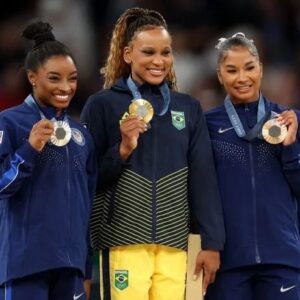 Viola Davis Instagram - Eu celebro você, Brasil!!! REBECA!!!!! Você é uma luz!!!! This is the most beautiful photos of sportsmanship, respect, and love! 🥇🇧🇷🇺🇲✊🏿❤️