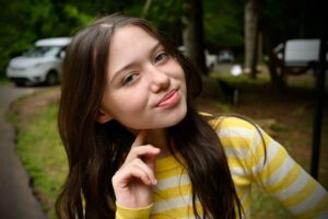 Actress Violet McGraw HD Photos and Wallpapers October 2024