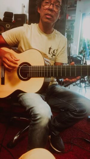 Virgul Instagram - Esse é o cara,  esse é o verdadeiro MESTRE, e meu querido amigo, de nome Tuniko Goulart.
Para além de toda sua mestria e talento musical, Tuniko é uma pessoa muito generosa de um vasto conhecimento e compreensão sobre a vida, é Brasileiro, Gaucho e tenho tido a felicidade de muitas vezes poder te-lo nos meus discos, como tive nesta minha música chamada Rainha, tocou baixo, guitarras e cavaquinho, trouxe à música essa harmonia incrível que ajudou a ser um sucesso.
Ele sendo um MESTRE, como é obvio tenho aprendido imenso com ele, dentro e fora da música, por isso aqui fica um enorme agradecimento e um forte abraço, por tudo que me tens dado nesta caminhada meu querido amigo, sempre juntos 🙏🏽❤️

Sigam - @tunikogoulart
