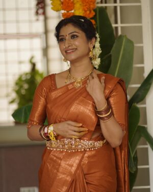 Vishnu Priya Instagram - వరలక్ష్మీ వ్రతం 🙏🏻💐 
.
.
Visit @vastrabysreeja page for my saree details 🧡 
& jewellery from @rsbrothersindia 🧡🤎 
.
Makeover by @praneetha_beautymakeover 🤎 
.
📸 : @_raghu_.25._ 🧡 
.
.
.
Watch full video on my #sidshnu YouTube channel 🤎 
.
#saree #sareelove #traditional #trending #attire #blessed #varalakhmivratam #happyus #photography #photoshoot #photo #photographer #photoshop #thankyouthankyouthankyou #spreadpositivity #spreadlove #spreadkindness #spreadjoy #loveyouall