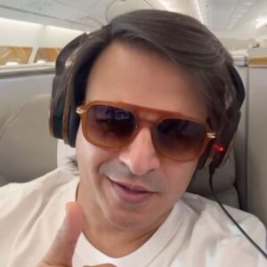 Vivek Oberoi Instagram - Cricket is a game of Surprises, and this World Cup has been full of it! 

My eyes are glued to this humdinger of a match which determines the course of This T20 World Cup 🌎 

Gunning for our @indiancricketteam from the air✈️

#T20WorldCup #Cricket #IndvsAus #TeamIndia #BleedBlue