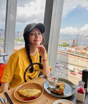 Vivian Hsu Instagram - 爸～～

回想起來 這竟然是人生的第一次！
只有我們三姊弟一起飛行
（通常不是有其他家人 不然就有工作團隊）

雖然這輩子都快過一半了
卻有種回到小時候的感覺

雖然我們也常上演著「孤味」
家家有本難念的經 吵吵鬧鬧
但我們疼愛著彼此 吵了會和好

爸爸～不要擔心噢
您已經不在6年了 希望您在那裡都很好

父親節快樂 
也祝所有的父親 平安健康快樂

@ms.amberhsu 
@joehsu6819 

—————————————————

日本語バージョンはビビアン・スー公式X（旧Twitter）【VivianHsu Official】をご覧ください。
公式LINEアカウント【@vivianhsu】もよろしくお願いします。