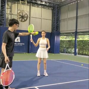 Vivid Bavornkiratikajorn Instagram - 3คน 3style 🎾😎👍👍 
ดีใจจัง วงสวย ท่าสวยไว้ก่อน ได้เปรียบ 55 
คนสุดท้าย มาพร้อม power 🔥😁👍

Tennis เป็นกีฬาที่ต้องสม่ำเสมอ สู้ๆครัช 😎🎾👍
@beeningpcy @anieany @satthawit 
#tennis #happy #beginner #practice