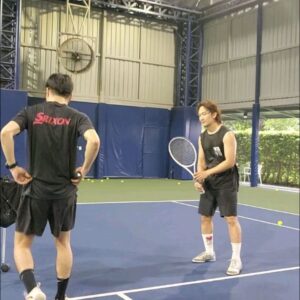 Vivid Bavornkiratikajorn Instagram - 3คน 3style 🎾😎👍👍 
ดีใจจัง วงสวย ท่าสวยไว้ก่อน ได้เปรียบ 55 
คนสุดท้าย มาพร้อม power 🔥😁👍

Tennis เป็นกีฬาที่ต้องสม่ำเสมอ สู้ๆครัช 😎🎾👍
@beeningpcy @anieany @satthawit 
#tennis #happy #beginner #practice