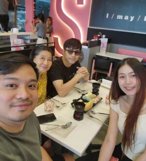 Vivid Bavornkiratikajorn Instagram - ชิลๆเข้าพรรษา 😋✌️
#family #happy #lunch
@leng_darvid @plengiiii