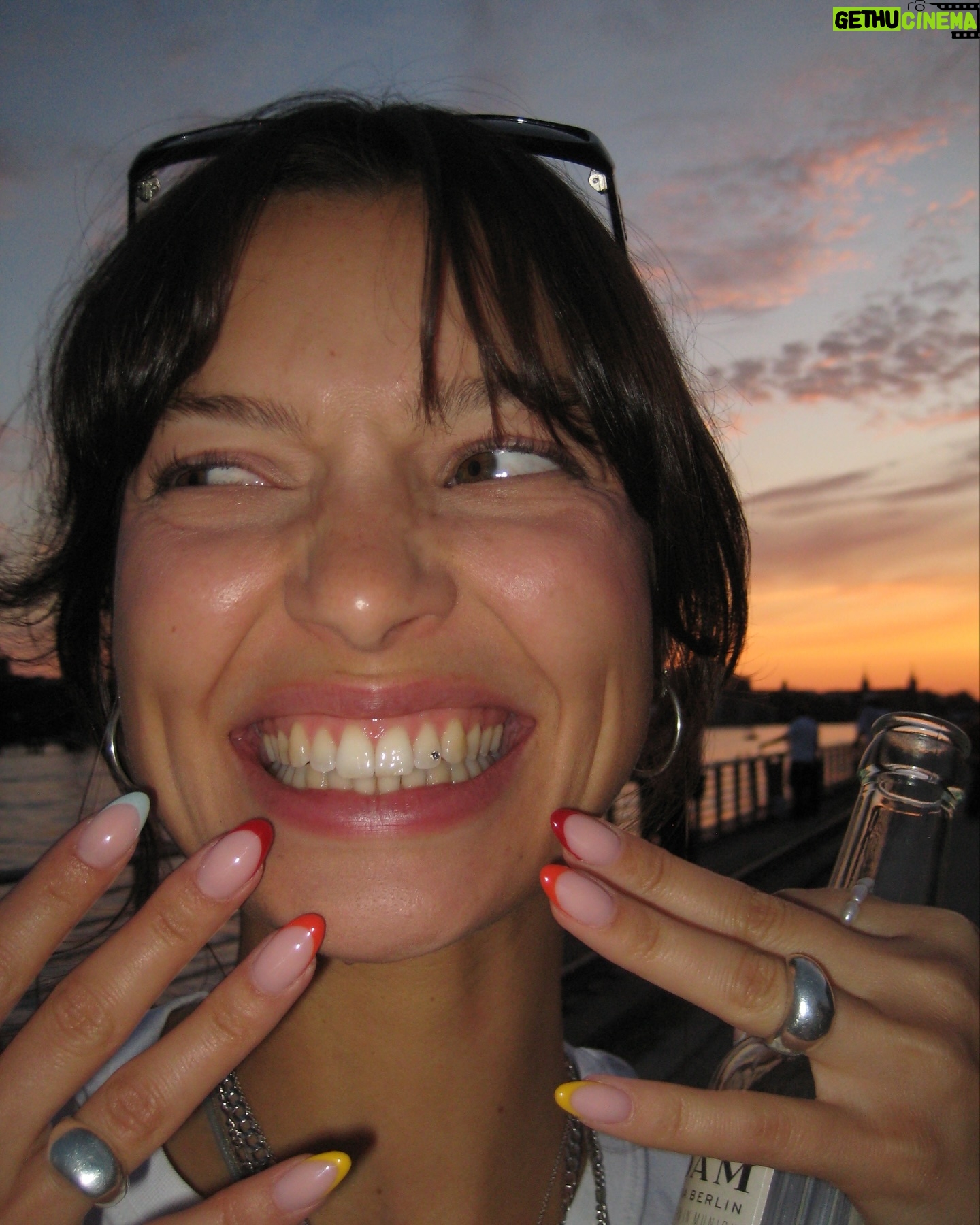 Vivien König - 3.1K Likes - sunset slays and kebab praise