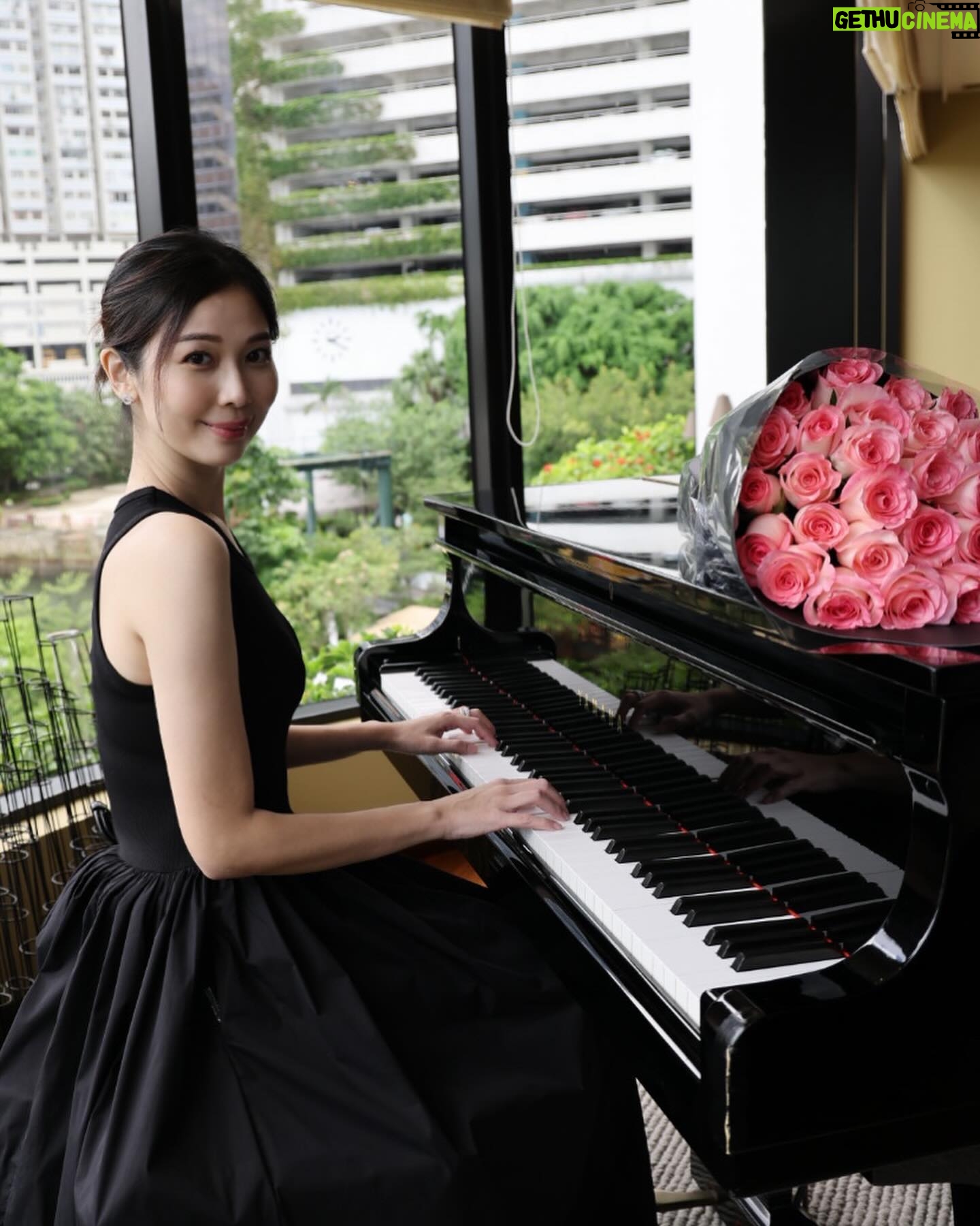 Vivien Yeo - 13.7K Likes - Happy 40th Birthday to me !!
40歲,更珍惜每一個當下,更明確未來的方向🧭
40 and fabulous, just like fine wine, getting better with time !
Wishing myself another year older, another year wiser and another chance to make my dreams come true ! 🌟 最重要身體健康❤️