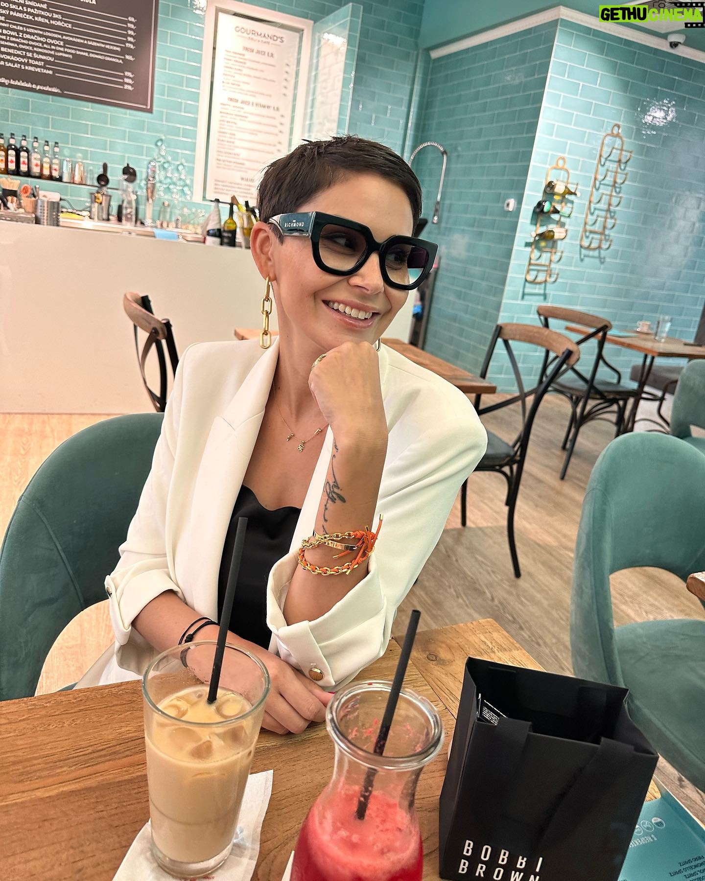Vladimíra Erbová - 892 Likes - …jestli chceš milovat člověka, tak prosím …., miluj… jestli chceš člověka ojebávat, tak prosím…., ojebávej…
Ale nikdy tyhle dvě věci nedělej najednou ….. 😂😂😂 zabilo …😂 #niceday #💋