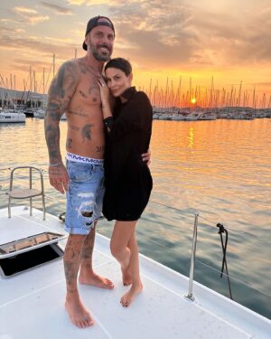 Vladimíra Erbová Instagram - ….žena je stvořená tak, aby se muž nezbláznil štěstím…. 😂 @petr_ken_hynek #greece #holiday #milujuvtipy #🤍
