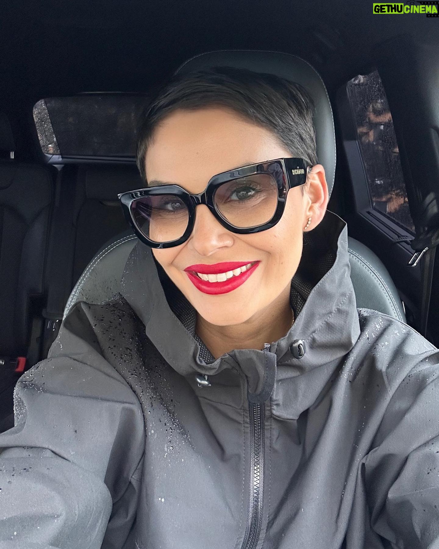 Vladimíra Erbová - 1.2K Likes - Jedna včerejší čekanková …. Píšete mi na moje brýle …🙈 …. Masivní brýle RICHMOND (výroba Itálie / návrhář Londýn), mají brýlové čočky s gradální barvou (zvolily jsme 50 % zatmavení v horní části až do 0 % v té spodní). Oboustranný antireflex je součástí. Gradalní úprava dává brýlím ještě větší styl …..brýle mají samozřejmě příslušné dioptrie na dálku. A když už je počasí “máme tu podzim”, tak nahradí moje celoroční sluneční brýle… holky, kluci … bohužel brýle se nadají koupit přes web…, musíte si udělat cestu do Chomutova, tam vám holky vyšetří oči, případně zkontrolují dioptrie.. vyberou s vámi ze svých výjimečných kousků…. Hotové brýle už případně zašlou…. @laoptikachomutov @officialjohnrichmond @life.loft @hoyalenscz
#johnrichmondeyewear #lifelofteyewear #sunpro #laoptikachomutov #dioptrickebryle #🖤