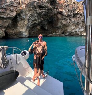 Vladimíra Erbová Instagram - Nehubnu do plavek, tloustnu do nafukovacího kruhu, aby mi nespadl…. 😂 @petr_ken_hynek #greece #holiday #family #❤️