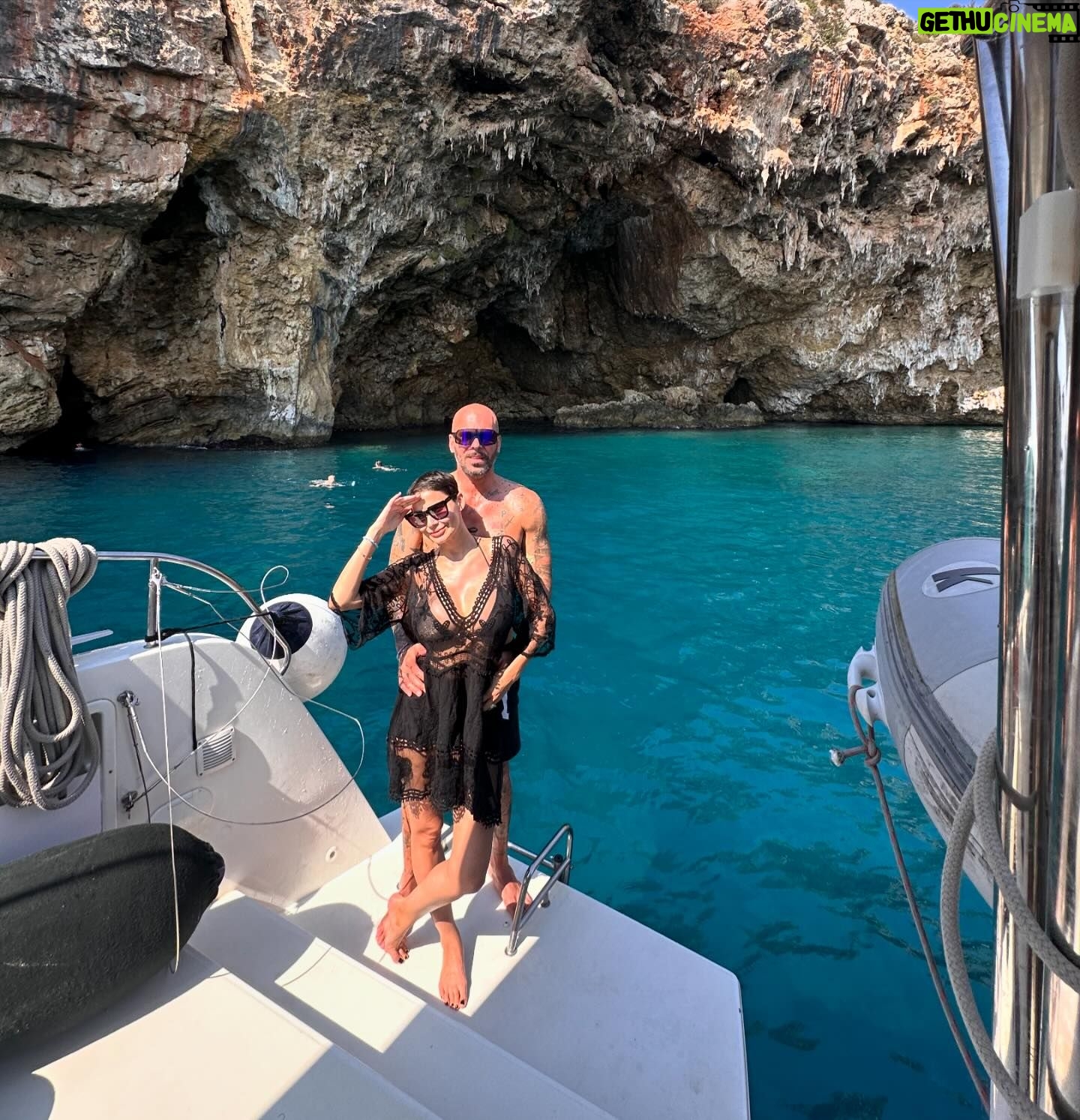 Vladimíra Erbová - 1K Likes - Nehubnu do plavek, tloustnu do nafukovacího kruhu, aby mi nespadl…. 😂 @petr_ken_hynek #greece #holiday #family #❤️
