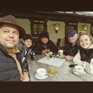 Volodymyr Shumko Instagram - Пап!З Днем Народження!!!
Дякую що ти мене тримав,підтримував і не відпускав💪
Люблю тебе!!!🙏
Ти друг і дуже мудра людина
Тепер я це знаю,можливо трішки запізно це зрозумів,але краще пізніше...
Ніколи не забуду,коли ти, після двох складних операцій, 23 і 24 лютого 2022р,замість реанімації майже 10 днів лежав в бомбосховищі...
Ще слабкий,але дуже рудий що забрав тебе додому.
Ми їхали в машині і співали пісні,нам було страшно(можливо тільки мені))адже ми так близько були від орків 🤬
І одна з пісень була про Київ))
Сьогодні свято сильних,мужні х,нескорених,стійкий і такий рідних💙💛
Київ,Пап!!!З ДНЮХОЮ ВАС!!!
