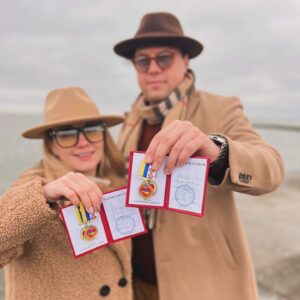 Volodymyr Shumko Instagram - "З УКРАЇНОЮ В СЕРЦІ"❤️
Ще одна медаль за волонтерську діяльність і любов до своєї країни🫶🇺🇦
Любов переможе!!!💙💛💪