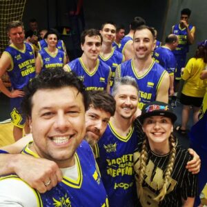 Volodymyr Shumko Instagram - Вчора відбувся благодійний матч "Баскетбол заради перемоги"🏀🇺🇦💪
Дякую всім хто приєднався до такого потрібного заходу💛💙
@league_of_life_ua разом з друзями збирали на Mavik і Pick-Up
Зібрали 600 000 !!!
Дякую моїй команді,ви неперевершені!!!👏👏👏
І не забувайте "Ми сині"!!!🫂