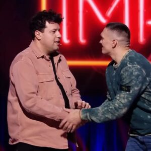 Volodymyr Shumko Instagram - Запросив мене вчора Олександр,подивитися його бій...)
Сиділи,дивилися,пили чай,ну а що ще можна пити з чемпіоном світу🥇
Можу сказати одне,чай був міцний☕️🤪
Коротше дивимось такі... БАЦ!!!Олександр переміг!!!)))
Він навіть сам трохи в шоці був але... 《так і планував 》каже)))
ВІТАЮ ЧЕМПІОН!!!💪🇺🇦

@usykaa