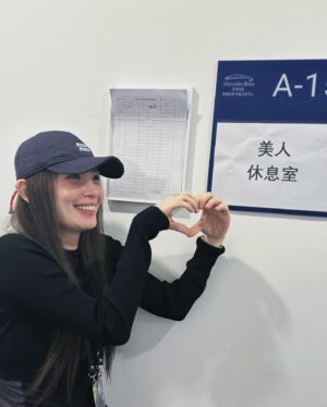 Waa Wei Instagram - -
他說我今天太美了！還有非常漂亮！

今天是七夕情人節，謝謝Eric找我去上海當嘉賓，這次的舞台依然是迴轉壽司，他今天是飯，我是海苔。😆😆😆 @ericchou0622 

唱了兩首歌《大人》和《黏黏》，祝福所有的大人都能找到從一月抱抱到十二月的另一半，找到一起變老、一起到永遠的愛。

-

Makeup @houyiju0208
Hair @plants_rick @zoomhairstyling
Outfit @shushu__tong
Stylist @charliebubblecat