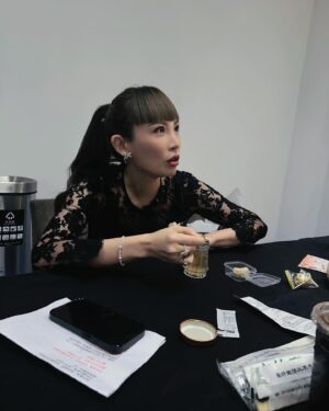Waa Wei Instagram - -
他說我今天太美了！還有非常漂亮！

今天是七夕情人節，謝謝Eric找我去上海當嘉賓，這次的舞台依然是迴轉壽司，他今天是飯，我是海苔。😆😆😆 @ericchou0622 

唱了兩首歌《大人》和《黏黏》，祝福所有的大人都能找到從一月抱抱到十二月的另一半，找到一起變老、一起到永遠的愛。

-

Makeup @houyiju0208
Hair @plants_rick @zoomhairstyling
Outfit @shushu__tong
Stylist @charliebubblecat