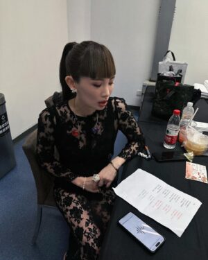 Waa Wei Instagram - -
他說我今天太美了！還有非常漂亮！

今天是七夕情人節，謝謝Eric找我去上海當嘉賓，這次的舞台依然是迴轉壽司，他今天是飯，我是海苔。😆😆😆 @ericchou0622 

唱了兩首歌《大人》和《黏黏》，祝福所有的大人都能找到從一月抱抱到十二月的另一半，找到一起變老、一起到永遠的愛。

-

Makeup @houyiju0208
Hair @plants_rick @zoomhairstyling
Outfit @shushu__tong
Stylist @charliebubblecat
