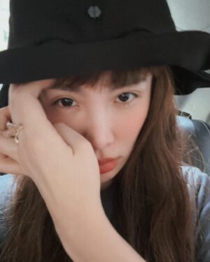 Waa Wei Instagram - -
1.偷拍媽媽之他拍完還會說”the end.”。
2.科學課做的星空史萊姆！
3.今天下大雨晚了半小時去接他，他畫了這個。
4.他很興奮得到dead pool的玩具。
5.沒有洗頭的時候，帽子是最好的配件。
6.🖤🧡💜
7.可以再去吃火鍋了。