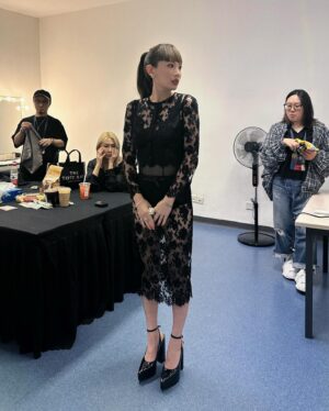 Waa Wei Instagram - -
他說我今天太美了！還有非常漂亮！

今天是七夕情人節，謝謝Eric找我去上海當嘉賓，這次的舞台依然是迴轉壽司，他今天是飯，我是海苔。😆😆😆 @ericchou0622 

唱了兩首歌《大人》和《黏黏》，祝福所有的大人都能找到從一月抱抱到十二月的另一半，找到一起變老、一起到永遠的愛。

-

Makeup @houyiju0208
Hair @plants_rick @zoomhairstyling
Outfit @shushu__tong
Stylist @charliebubblecat