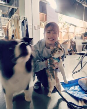 Wakana Matsumoto Instagram - .

.

西園寺さんは家事をしない
第一話、ご視聴ありがとうございました！

スタッフ、キャスト、全員が心を込めて絶賛撮影中です！

今後も応援していただけますと幸いです✨

さて、写真は自由気ままな
西園寺さんとリキとうみちゃん

うみちゃんはリキ役のダンくんのお友達🐈
ダンくんのことが好きすぎて一緒にいないと体調が悪くなるから撮影現場にいつも来てくれます。
撮影中はダンくんを待っています。
かわゆすぎる…♡

でもみんながうみちゃんの話をしたりうみちゃんに注目がいくとダンくんが急にピューんと間に入ったりして
僕もかわいいです！
ってアピールしてくるのが、、、
もう🩷もう…🩷🩷

全ての生きとし生けるものへ

LOVE❤️

.

.

３枚とも誰かがブレている。
それも善しかな🫶