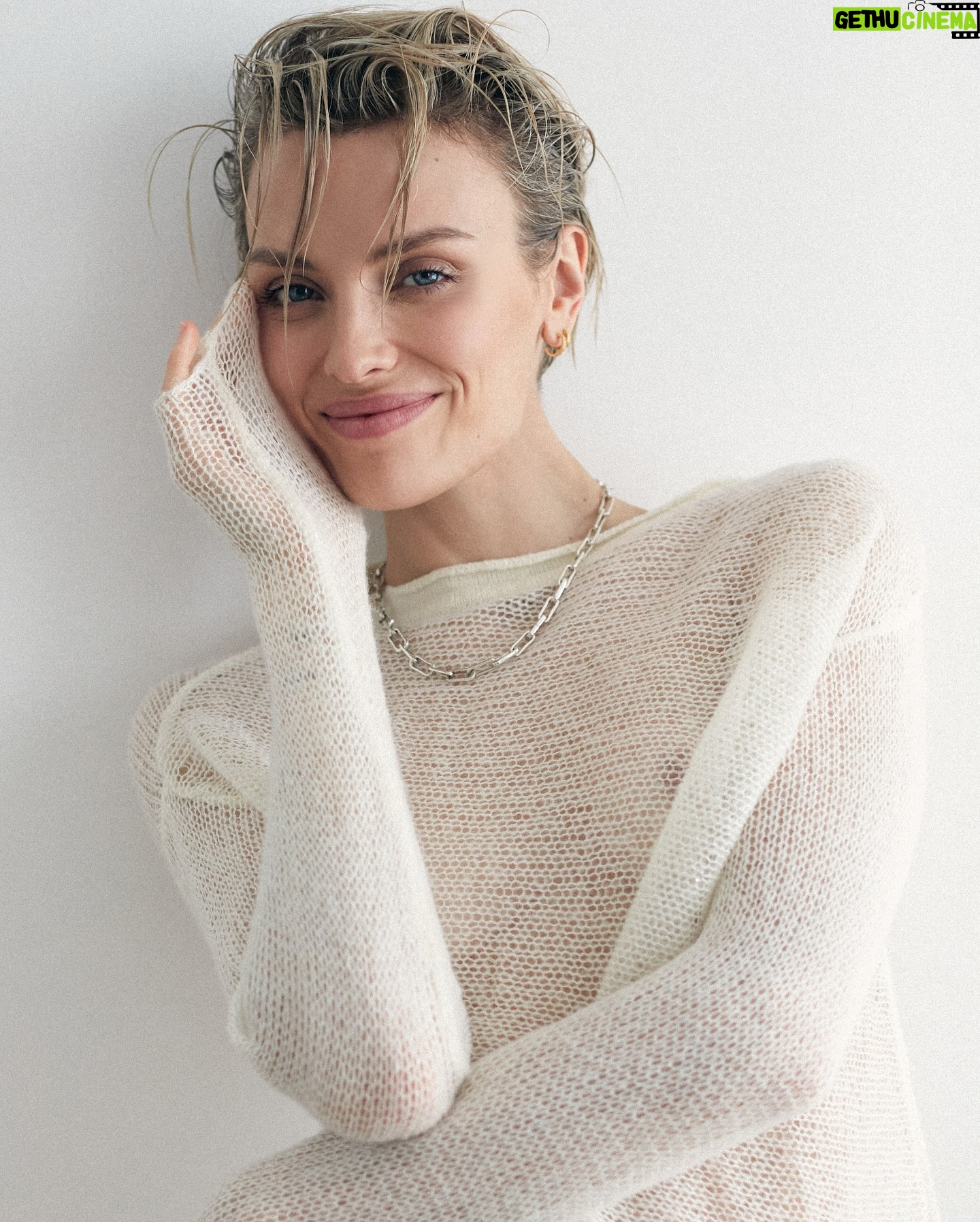 Wallis Day - 3.5K Likes - testing testing…