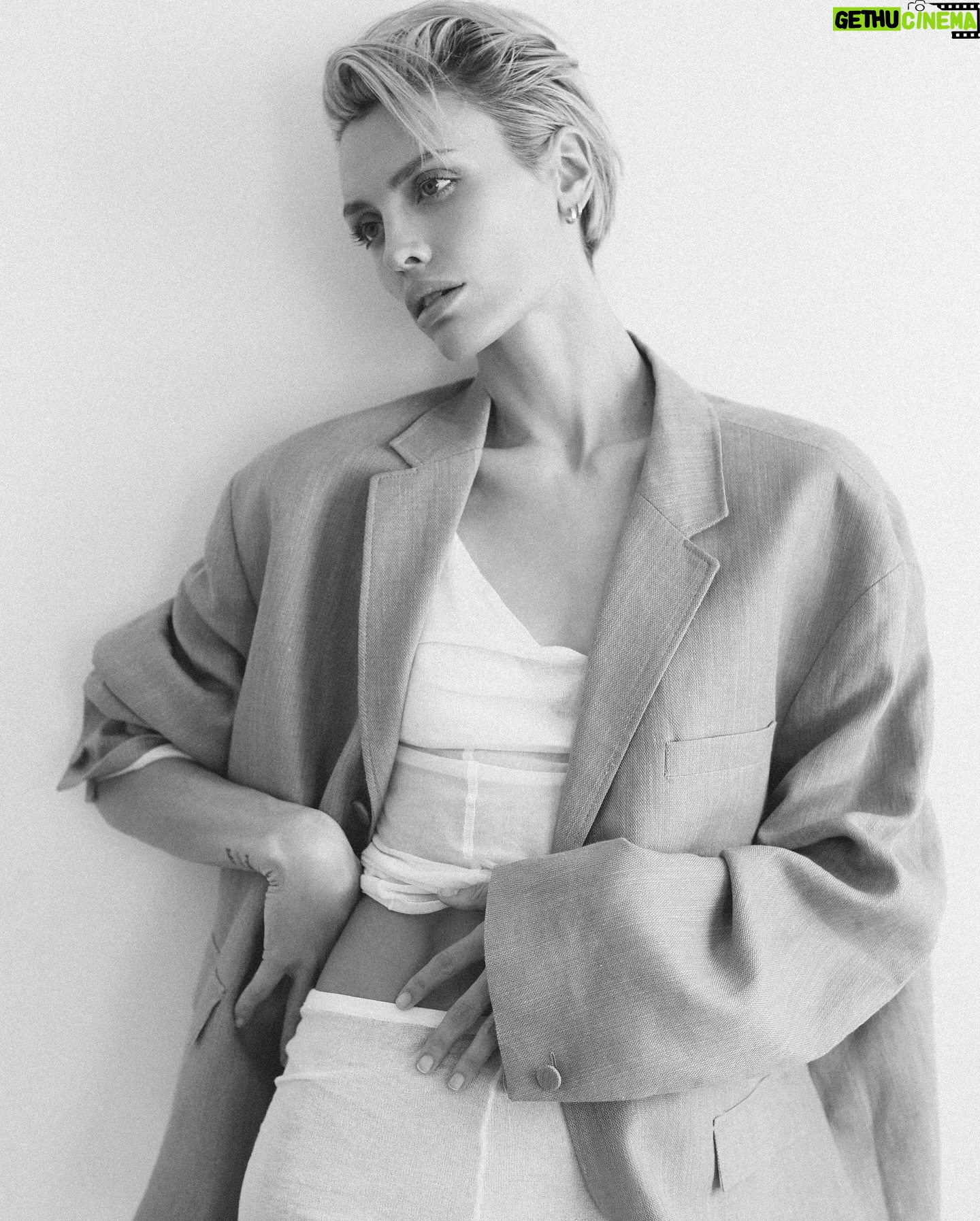Wallis Day - 3.5K Likes - testing testing…