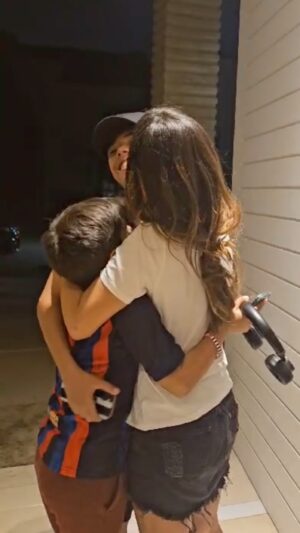 Wanessa Camargo Instagram - O abraço que acolhe, compreeende, ama e cuida.

Wanessa já está em casa recebendo todo apoio de sua família. Obrigada pelas mensagens de vocês, que também são força para Wan 🌷